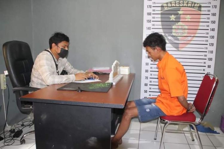 BA (21) pelaku pencurian sepeda motor yang ditangkap Satreskrim Polres Pringsewu, Sabtu (2/7/2022). Pelaku mengaku mencuri untuk mencari modal berjudi online.