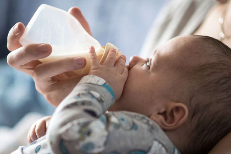 Ilustrasi seorang bayi meminum susu
