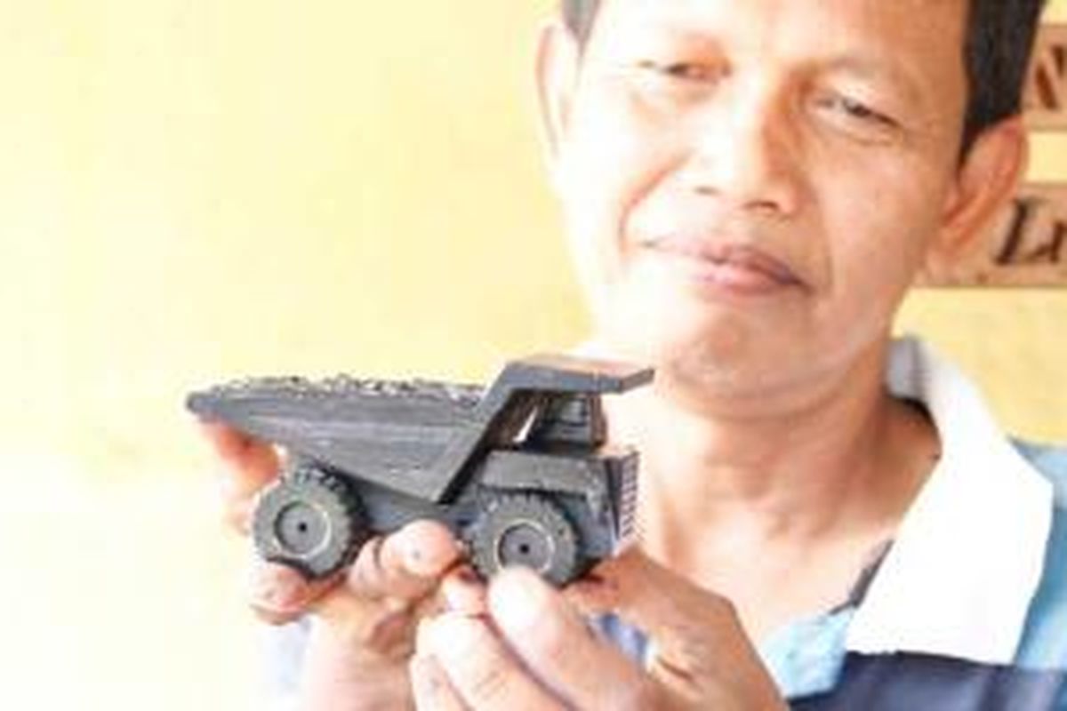 Barang kerajinan dari batu bara buatan Esmanto dari Sawahlunto, Sumatera Barat.