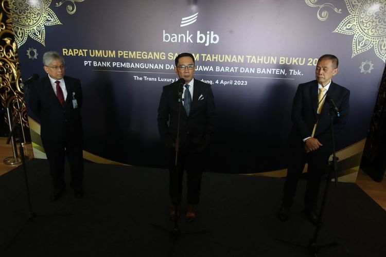 Gubernur Jawa Barat Ridwan Kamil (tengah) dalam Rapat Umum Pemegang Saham Tahunan (RUPST) bank bjb Tahun Buku 2022 di Bandung, Selasa (4/4/2022). 