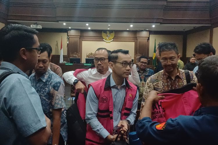 Eks Direktur Utama PT Pertamina Patra Niaga Riva Siahaan (kemeja putih) saat menjalani sidang dakwaan kasus dugaan korupsi impor bahan bakar minyak (BBM) dan jual beli solar non subsidi di Pengadilan Tipikor Jakarta Pusat, Kamis (9/10/2025).