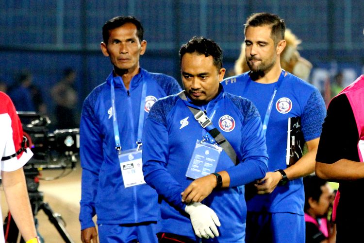 Dokter tim Arema FC, dr Nanang Tri Wahyudi (tengah).