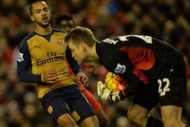 Theo Walcott membayangi Simon Mignolet saat Arsenal bertandang ke markas Liverpool, Rabu (13/1/2016).