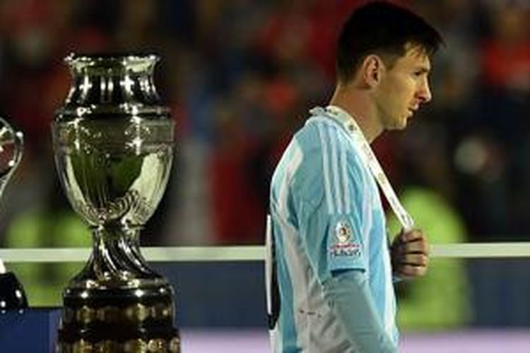 Lionel Messi hanya  melewati trofi Copa America tanpa mau melihatnya saat pengalungan medali. 