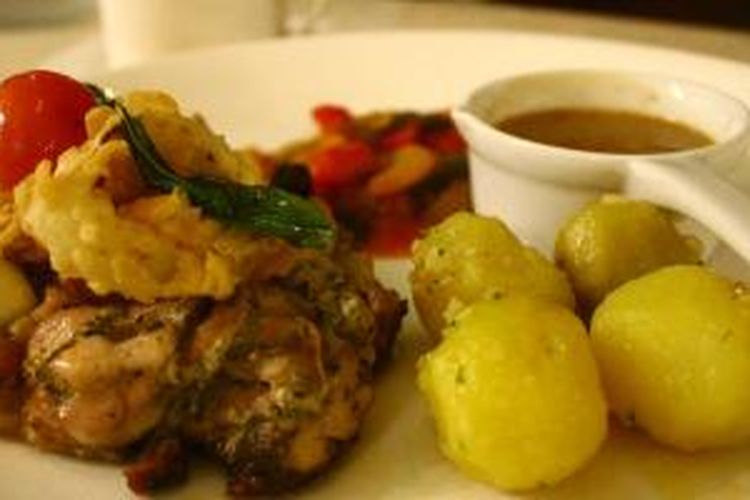 Roasted Spring Chicken dengan bumbu kaya rempah di Restoran Indische Koffie di dalam Benteng Vredeburg Yogyakarta.