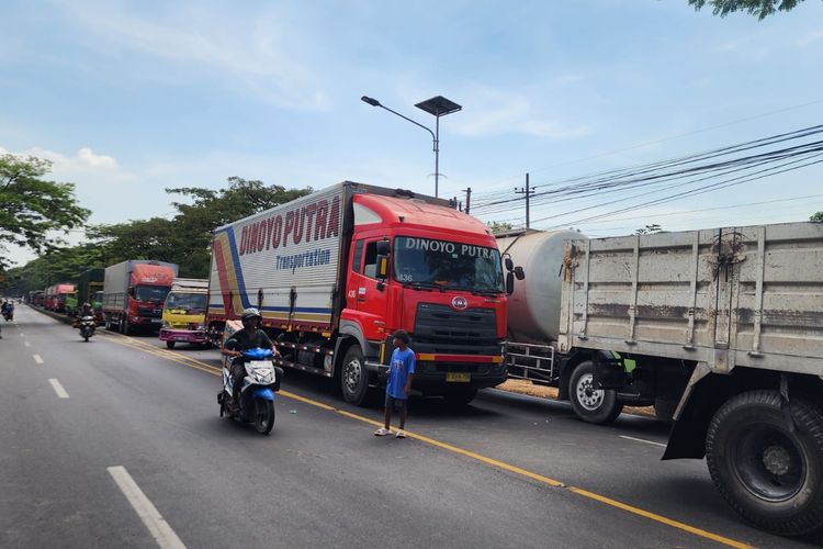 Demo Peluru Nyasar Bikin Jalan Pantura Pasuruan Macet 5 Km, Sopir Pasrah