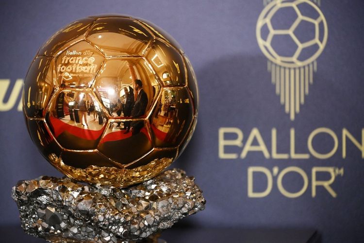 Gambar yang diambil pada 17 Oktober 2022 ini menunjukkan trofi Ballon d'or sebelum upacara penghargaan Ballon d'Or France Football 2022 di Theatre du Chatelet di Paris. Artikel ini berisi Daftar nomine Ballon d'Or 2023. (Photo by FRANCK FIFE / AFP)