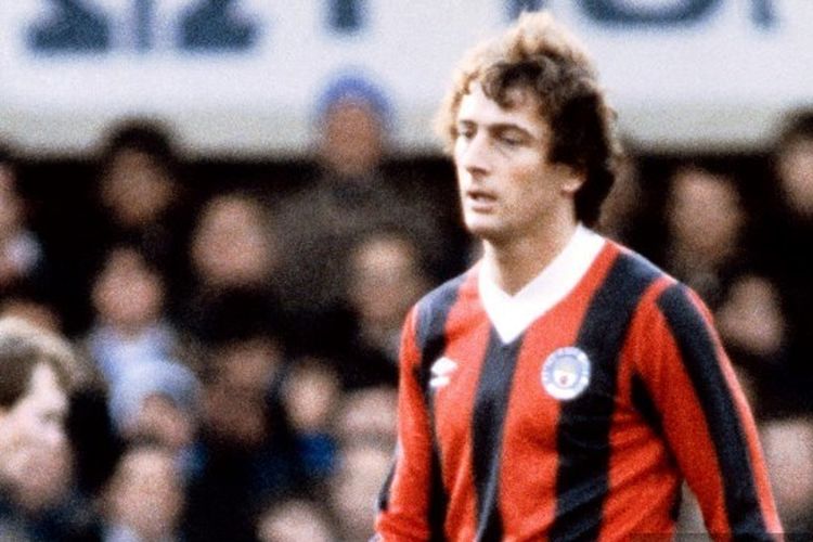 Foto yang diambil pada 1 November 1981 ini memperlihatkan penyerang Manchester City, Trevor Francis. Trevor Francis adalah pesepak bola dengan biaya transfer 1 juta poundsterling pertama di Inggris. Ia meninggal dunia pada usia 69 tahun karena serangan jantung. Kepindahan ke Nottingham Forest terjadi pada Februari 1979 dan dia mencetak gol kemenangan di final Piala Eropa beberapa bulan kemudian. (Photo by Press Association / AFP) / United Kingdom OUT