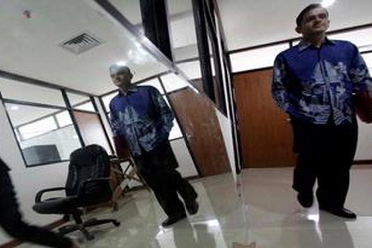 Muhammad Nazaruddin, bersaksi untuk istrinya Neneng Sri Wahyuni di Pengadilan Tindak Pidana Korupsi, Jakarta, Selasa (8/1/2013). Nazaruddin bersaksi untuk istrinya Neneng yang menjadi terdakwa dalam kasus proyek pengadaan Pembangkit Listrik Tenaga Surya.