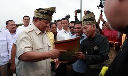 Prabowo Terharu Terima Banyak Dukungan Masyarakat di Medsos Usai Debat Capres Ketiga