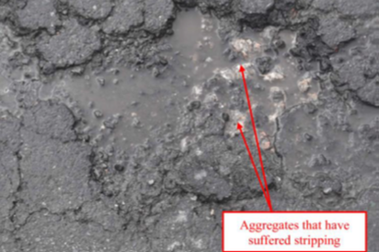 Contoh hasil pengelupasan aspal akibat stripping.