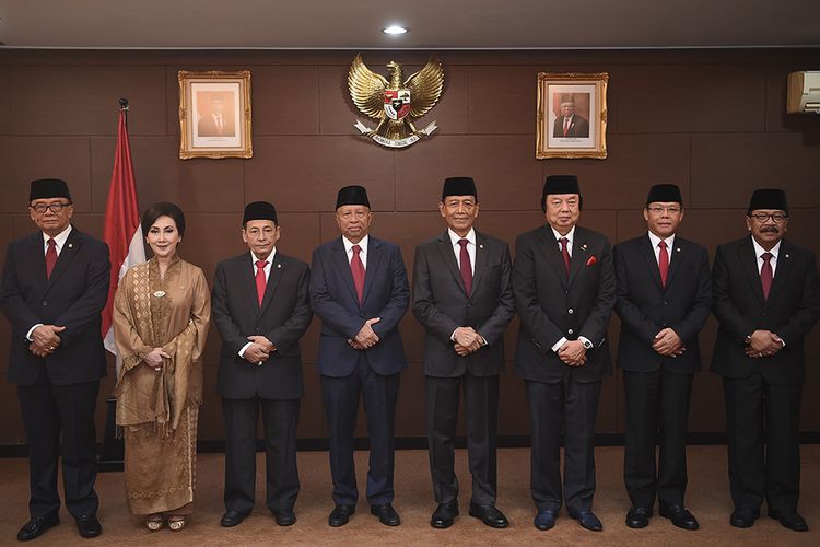 Ketua dan Anggota Dewan Pertimbangan Presiden (Wantimpres) periode 2019-2024 (kiri-kanan) Sidarto Danusubroto, Putri Kuswisnu Wardani, Habib Luthfi bin Yahya, Arifin Panigoro, Wiranto, Dato Sri Tahir, M Mardiono dan Soekarwo berfoto bersama saat Serah terima jabatan ketua dan anggota Wantimpres periode 2015-2019 kepada ketua dan anggota Wantimpres periode 2019-2024 di Jakarta, Senin (16/12/2019).