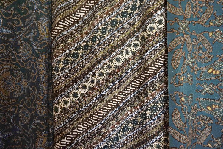 Beberapa jenis kain batik yang dijual di galeri Kampung Batik Giriloyo, Yogyakarta. 