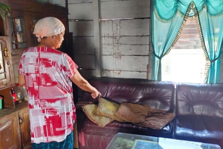 Subaidah (55) menujukkan kursi tamu tempat ibunya tertidur saat dirampok oleh tiga pelaku di Desa Air Lanang, Kabupaten Rejang Lebong, Jumat, (10/5/2024). 