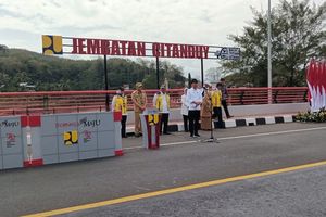 Jokowi Resmikan Jembatan dan Bagi-bagi Kaus serta Sembako di Kota Banjar