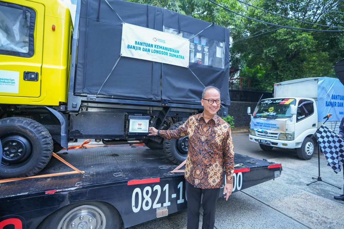 Menteri Perindustrian (Menperin) Agus Gumiwang Kartasasmita berfoto di depan unit kendaraan bantuan yang akan dikirim daerah terdampak bencana banjir bandang dan tanah longsor di Aceh, Sumut dan Sumbar. Pelepasan pengiriman bantuan ini dilakukan di Jakarta, Rabu (3/12/2025).