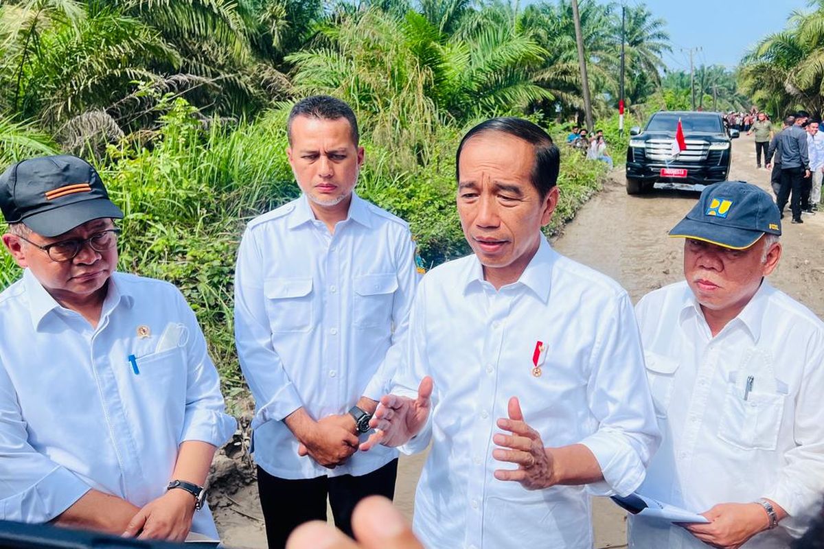 Presiden Joko Widodo memberikan keterangan pers di sela-sela mengecek jalan rusak di Labuhanbatu Utara, Sumatera Utara, Rabu (17/5/2023).