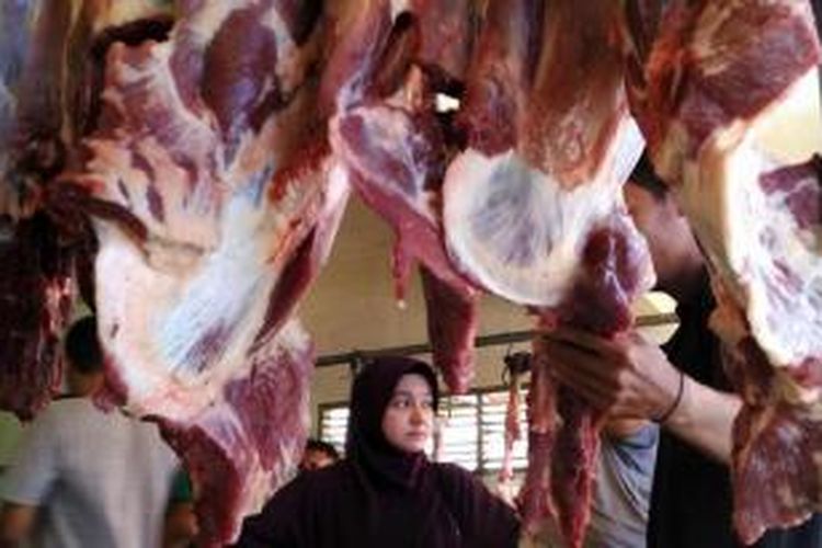 Pedagang menata daging sapi di Pasar Peunayong, Banda Aceh, Senin (10/8/2015). Sejak dua bulan terakhir, harga daging terus naik mulai Rp 130.000 hingga Rp 140.000 per kilogram. Tingginya harga daging berakibat sepinya pembeli.