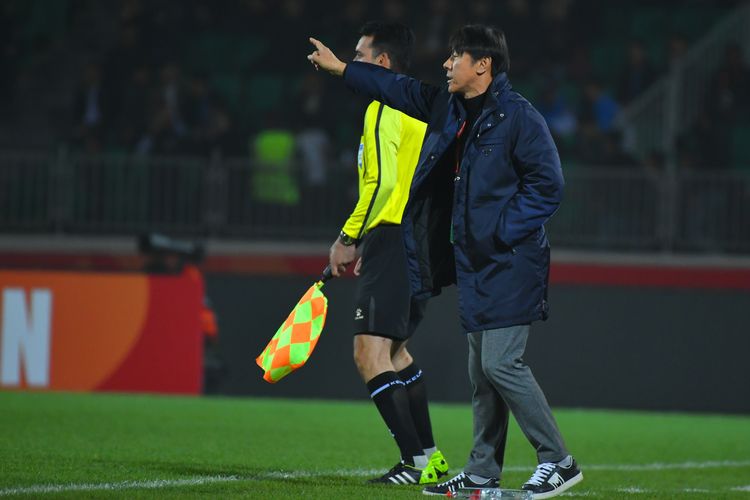 Shin Tae-yong (kanan) saat mendampingi timnas U20 Indonesia melawan Uzbekistan di Stadion Istiqlol pada laga terakhir babak penyisihan Grup A Piala Asia U20 2023, Selasa (7/3/2023) malam WIB. Terkini, Shin Tae-yong mengeluhkan jadwal timnas Indonesia yang berantakan jelang melawan Burundi di FIFA Matchday.