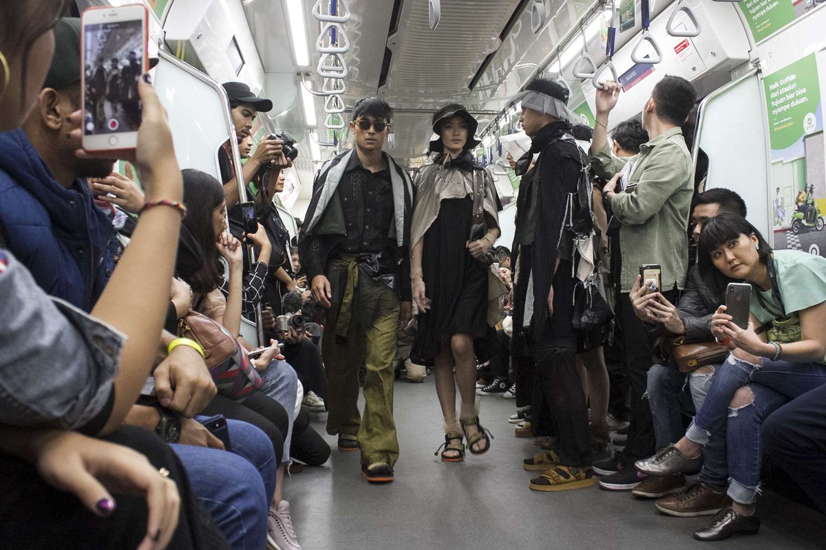 Model berpose saat meragakan busana di acara Fashion Rock 2020 di Stasiun MRT Bundaran HI, Jakarta Pusat, Jumat (31/1/2020). Mengangkat tema Commuting Life acara tersebut bertujuan untuk mengajak pengunjung menggunakan fasilitas umum.