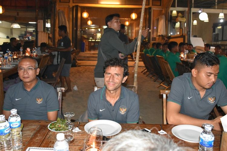 Pelatih tim nasional Indonesia, Luis Milla (tengah), makan malam bersama staf dan skuadnya di Surya Cafe Jimbaran, Bali, pada Rabu (24/5/2017).