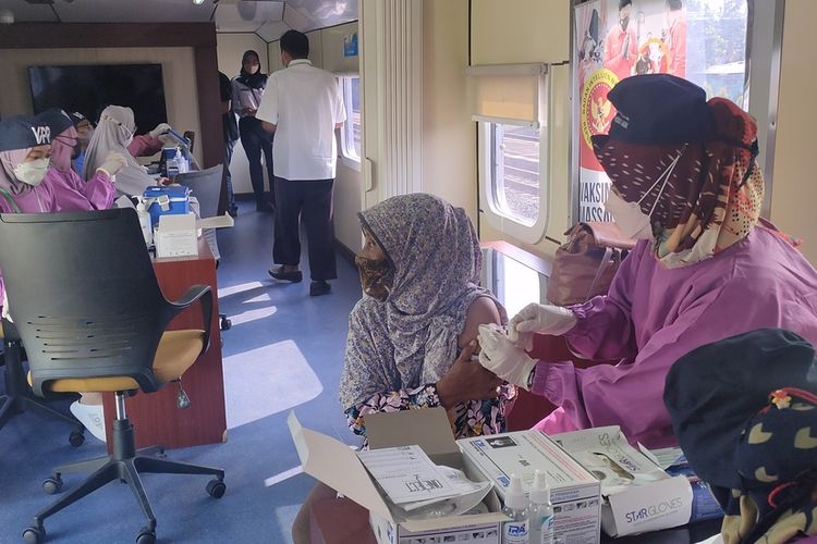 Warga menerima booster vaksin Pfizer di Kereta Api Rail Clinic di Stasiun Sentolo, Kapanewon Sentolo, Kabupaten Kulon Progo, Daerah Istimewa Yogyakarta. KA Rail Clinic melayani kesehatan di masyarakat sekitar stasiun.