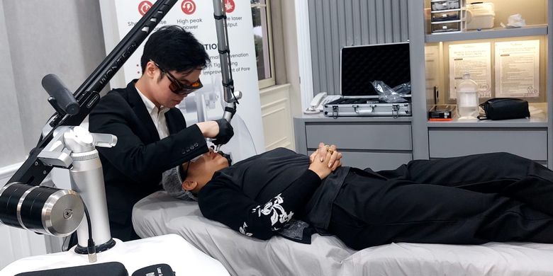 Dr Irwan Junawanto, Sp.DVE saat melakukan tindakan perawatan dengan Picocare Majesty kepada pasien.