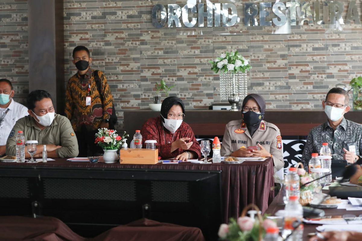 Menteri Sosial (Mensos) Tri Rismaharini dalam pertemuan pemadanan data bersama pemangku kepentingan di Palangkaraya, Kalteng, Kamis (16/9/2021).