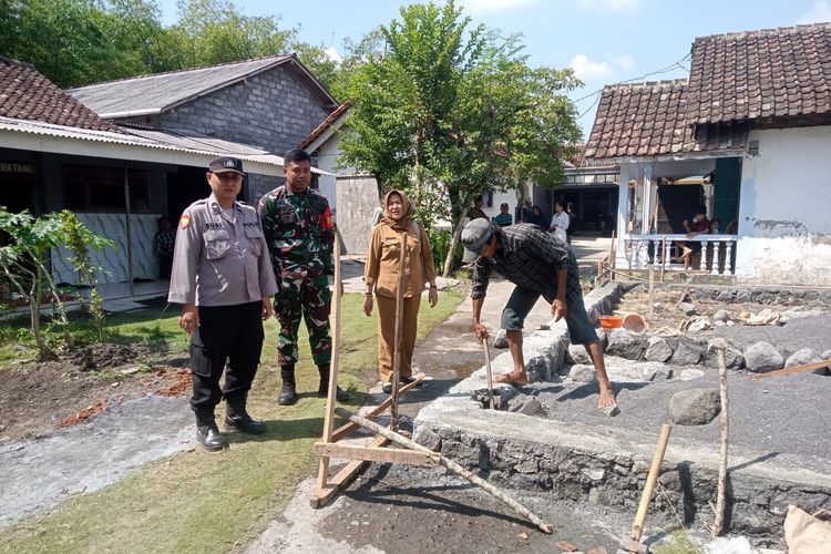 Warga Bangun Pondasi Rumah di Jalan Desa di Lumajang, Tetangga Protes