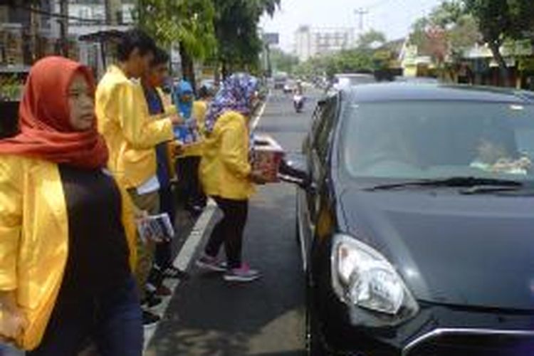 Sejumlah mahasiswa UNTIDAR Kota Magelang galang dana untuk keluarga Salim Kancil dan Tosan, di kawasan Alun-alun Kota Magelang, Rabu (7/10/2015)..