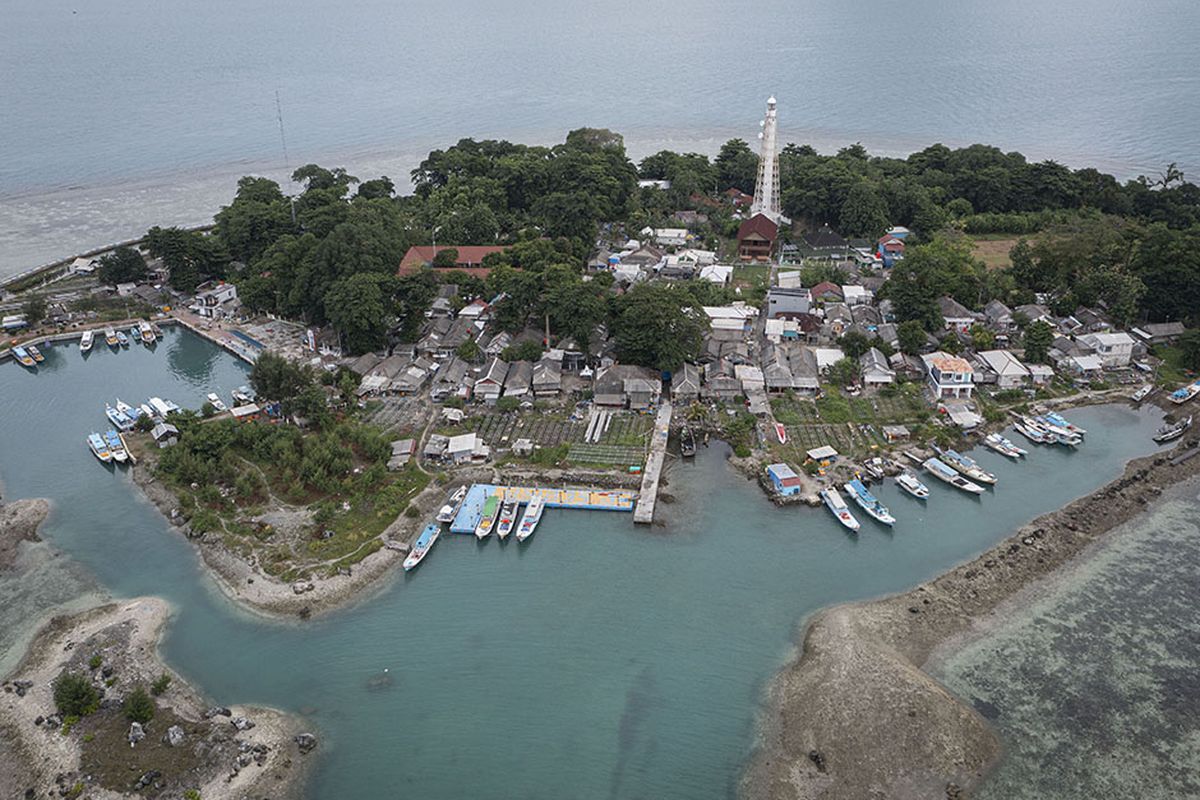 Foto dirilis Rabu (11/8/2021), memperlihatkan sejumlah kapal nelayan bersandar di dermaga Pulau Sabira, Kepulauan Seribu, DKI Jakarta. Harga dan hasil tangkapan ikan yang tak menentu karena faktor alam serta kesejahteraan yang tak kunjung membaik membuat profesi nelayan di Sabira terus tergerus seiring waktu dan hanya menyisakan segelintir orang.