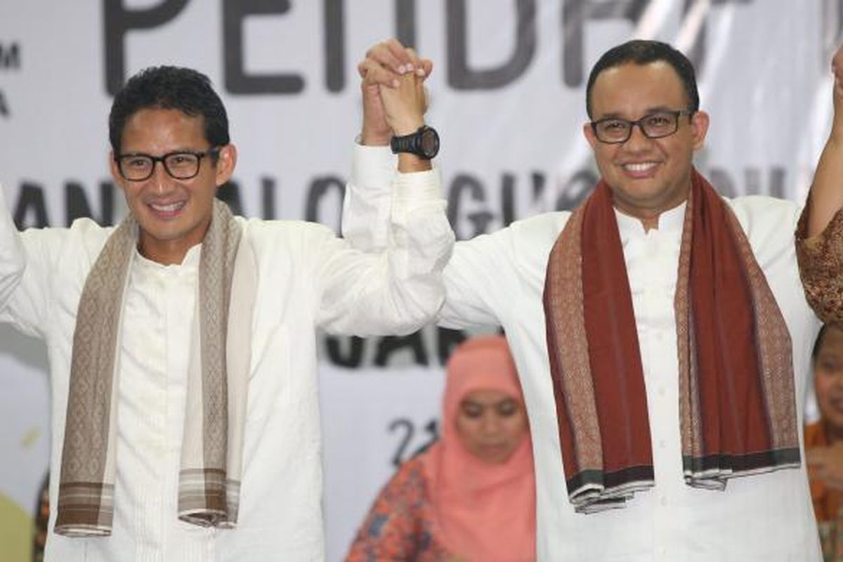 Anies Baswedan dan Sandiaga Uno diabadikan saat mendaftar di KPU DKI Jakarta, Jumat (23/9/2016). Anies dan Sandiaga resmi mendaftarkan diri sebagai pasangan bakal cagub dan cawagub Pilkada DKI Jakarta, setelah diusung oleh Partai Gerindra dan Partai Keadilan Sejahtera.