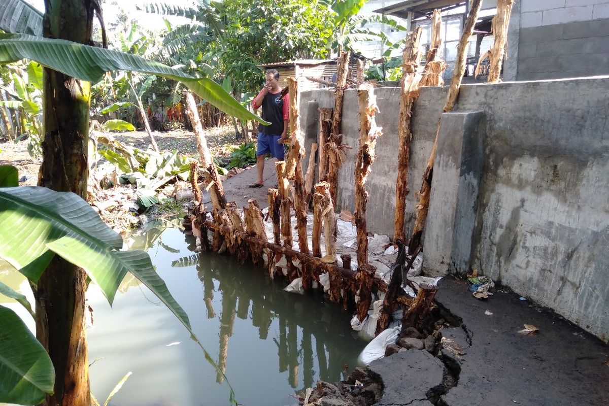 Kondisi Tangga Jatipadang Yang Jebol Telah Diperbaiki Untuk Sementara, Senin (1/4/2019)