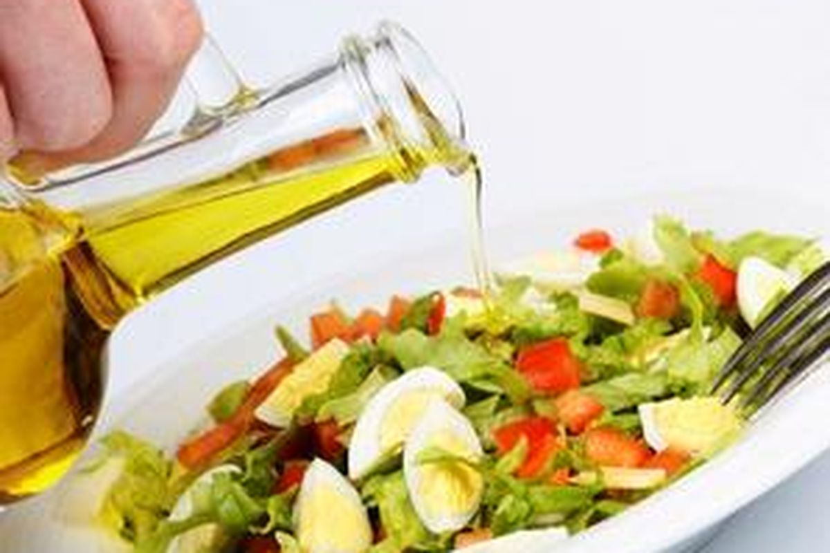 Saat diet sebaiknya gunakan salad dressing yang berbasis minyak dibanding saus.