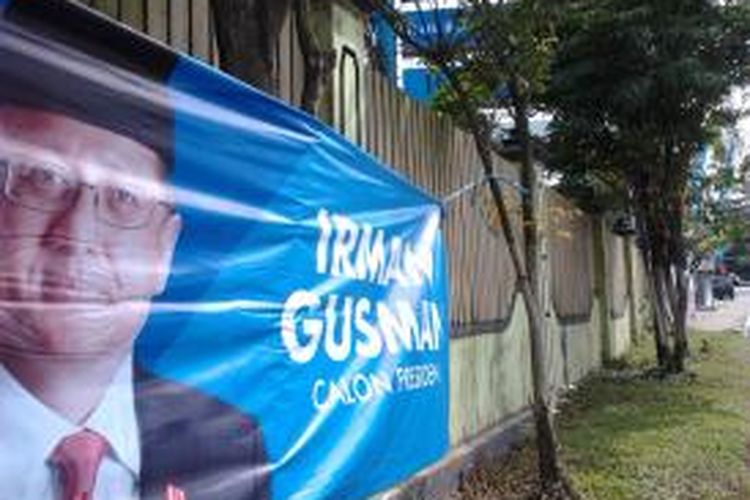 Sangat banyak spanduk, umbul umbul, baliho sedang, hingga billboard yang memajang wajah capres Konvensi Demokrat jelang konvensi besok. Salah satunya wajah Irman Gusman yang bertebaran di poros Balikpapan Samarinda.