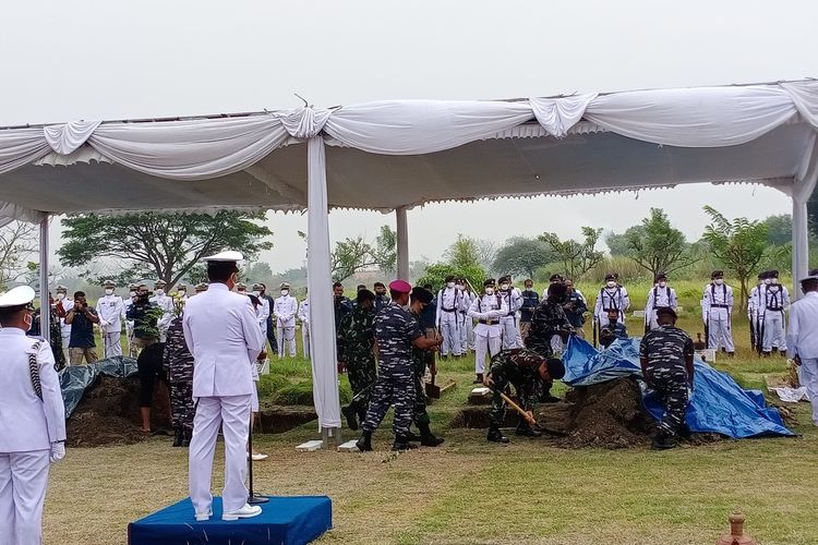 Prosesi upacara pemakaman militer TNI AL mengantarkan Pilot Kapten Laut (P) Anumerta Judistira Eka Permady dan kopilot Letnan Satu Laut (P) Anumerta Dendy Kresna Bhakti diantarkan ke peristirahatan terakhir di Makam Taman Bahagia TNI AL di Kecamatan Sedati, Sidoarjo, Jawa Timur, Jumat (9/9/2022).