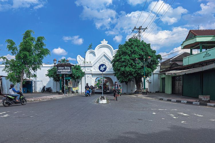 Plengkung Tarunasura atau Plengkung wijilan adalah salah satu gerbang masuk ke dalam kawasan Jeron Beteng.