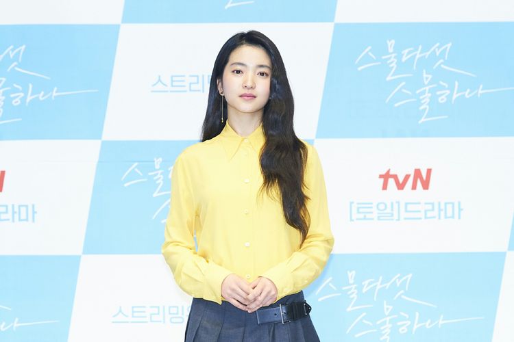 Aktris Kim Tae Ri usai konferensi pers drama Korea Twenty-Five Twenty-One, Rabu (9/2/2022).