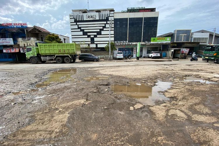 Jalan rusak di Persimpangan Dadap, Jalan Perancis, Dadap, Kosambi, Tangerang, Banten, Rabu (24/1/2024).