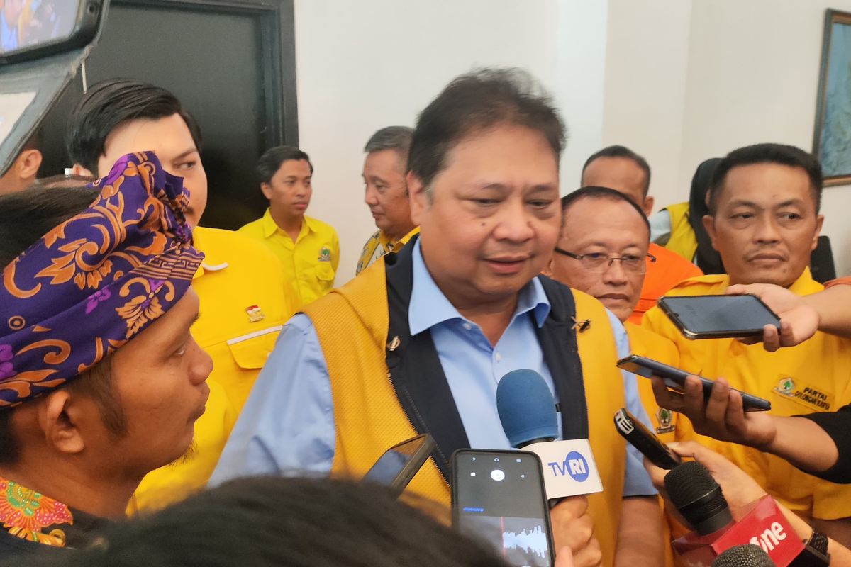 Ketua Umum Partai Golkar Airlangga Hartarto usai menghadiri acara Konsolidasi Pemenangan Partai Golkar di Mamuju, Sulawesi Barat, Jumat (2/2/2024).