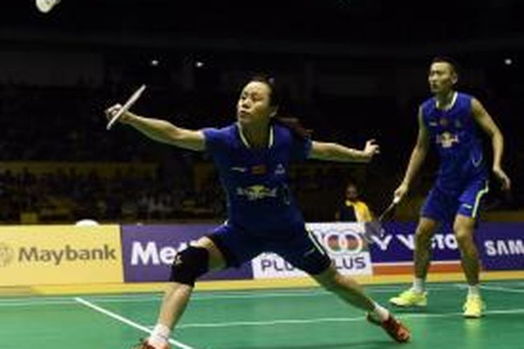 Pasangan ganda campuran Tiongkok, Zhang Nan (kanan)/Zhao Yunlei (L), mengembalikan kok dari rekan senegara mereka, Xu Chen/Ma Jin, pada laga final Malaysia Terbuka di Putra Stadium, Bukit Jalil, Minggu (5/4/2015). Zhang/Zhao menang 21-16, 21-14.