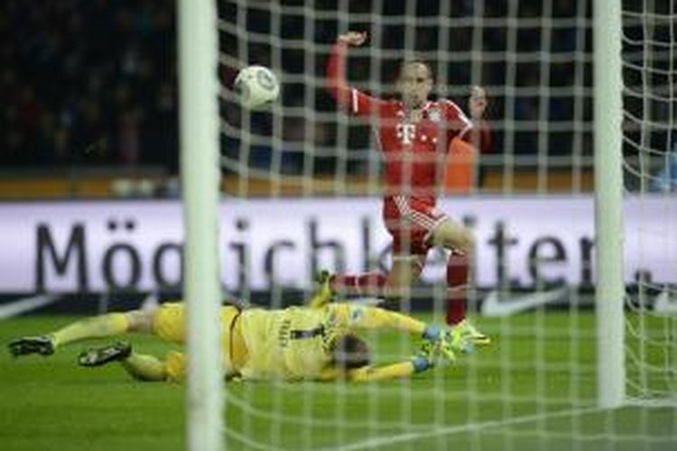 Pemain sayap Bayern Muenchen Franck Ribery melihat bola hasil tendangannya melesat masuk gawang Hertha Berlin, pada pertandingan Bundesliga, di Olympiastadion, Selasa (25/3/2014)