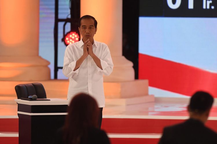 Capres nomor urut 01 Joko Widodo menyampaikan pendapatnya saat debat capres 2019 putaran kedua di Hotel Sultan, Jakarta, Minggu (17/2/2019). Debat kedua yang hanya diikuti capres yakni capres nomor urut 01 Joko Widodo. dan capres 02 Prabowo Subianto itu mengangkat tema energi dan pangan, sumber daya alam dan lingkungan hidup, serta infrastruktur. 