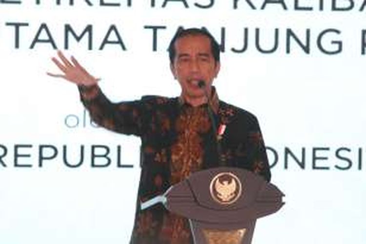 Presiden Joko Widodo berbicara pada acara peresmian Terminal Peti Kemas Kalibaru, Pelabuhan Utama Tanjung Priok atau New Priok Container Terminal 1 di Jakarta, Selasa (13/9/2016). Terminal Peti Kemas Kalibaru merupakan terminal peti kemas pertama dalam pembangunan Fase IA Terminal New Priok yang terdiri atas tiga terminal peti kemas dan dua terminal produk. 