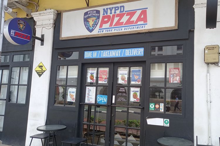 NYPD Pizza adalah restoran pizza yang berada di samping museum bank Indonesia. restoran ini memiliki konsep kepolisian kota New York Amerika yang dimana mereka menjual pizza yang beragam dan menjual per potongan maupun satu loyang.