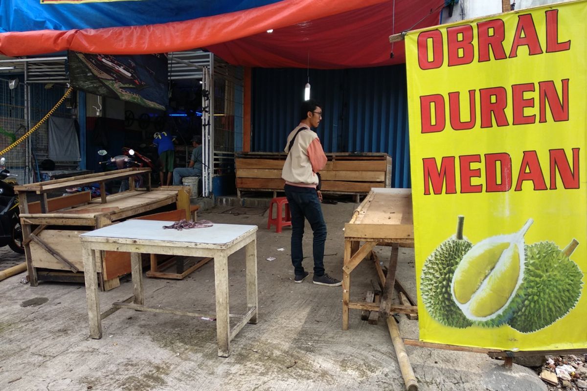 Warga melihat-lihat lapak durian yang menjadi tempat kejadian pengeroyokan dua anggota TNI di Jati Makmur, Jati Asih, Jumat (23/3/2018)