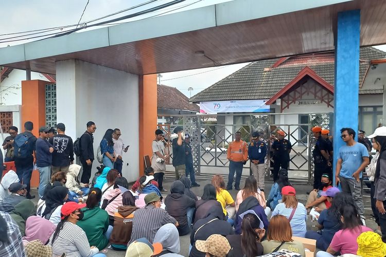 Warga Bong Suwung saat menunggu perwkilan audiensi di Kantor Daop 6 Yogyakarta, Selasa (24/9/2024)