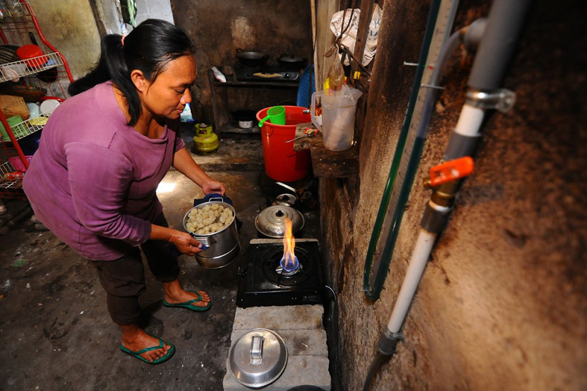 Warga menyalakan kompor biogas untuk digunakan memasak di Urutsewu, Ampel, Boyolali, Jawa Tengah, Kamis (10/5/2018). Di desa tersebut, sejak tahun 2007, sebuah inovasi bahan bakar gas buatan dari kotoran sapi terus dikembangkan yaitu biogas sapi, yang kini kini telah dibangun sebanyak 40 instalasi digester yang dapat disalurkan ke 100 kepala keluarga.