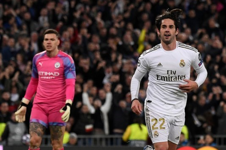 Isco merayakan gol yag dicetaknya di hadapan Ederson Moraes saat laga 16 besar Liga Champions yang mempertemukan Real Madrid vs Manchester City di Stadion Santiago Bernabeu, Madrid, Spanyol, Rabu, 27 Februari 2020.