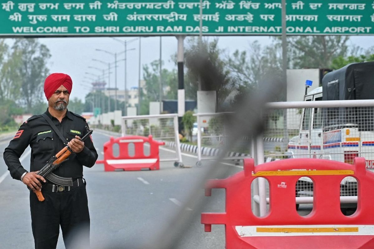 Seorang personel polisi berjaga di jalan masuk Bandara Internasional Shri Guru Ram Das Ji di pinggiran Amritsar, India pada 7 Mei 2025.